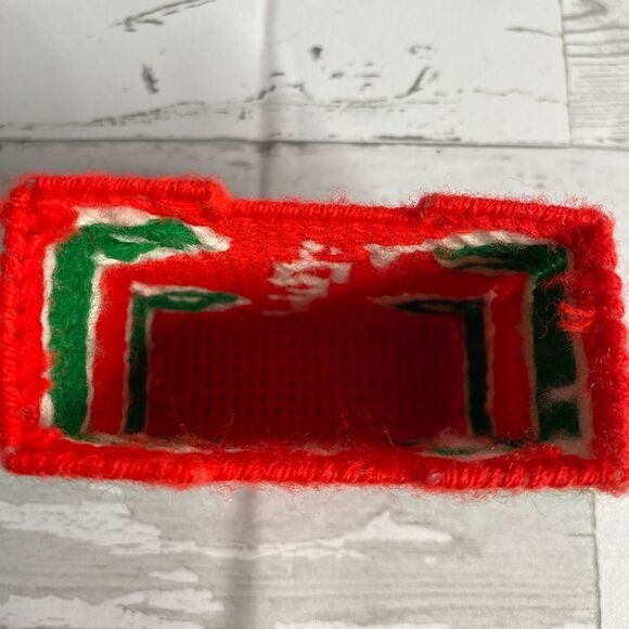 Vtg Set 4 Plastic Canvas Yarn Poinsettia COASTERS Red Green Christmas Handmade - Picture 3 of 7